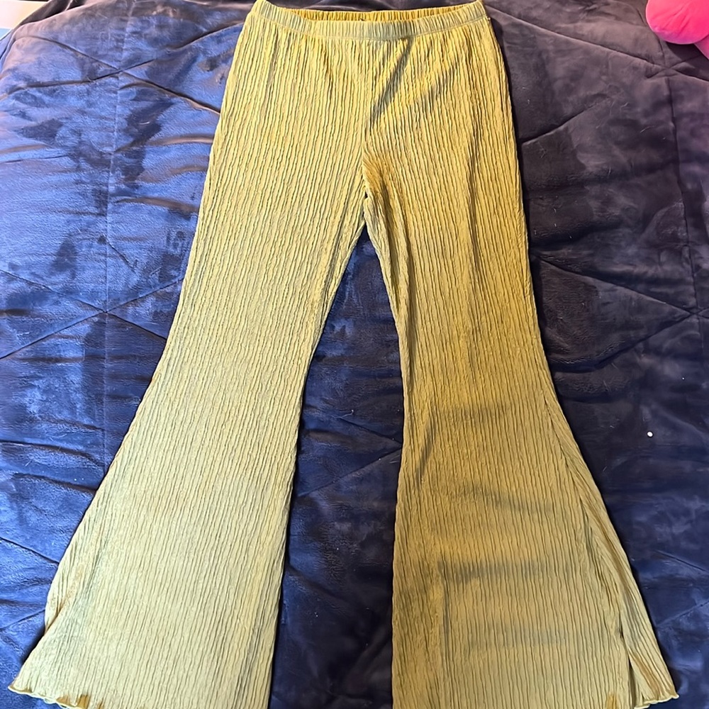 wide flare leggings. size medium. green.